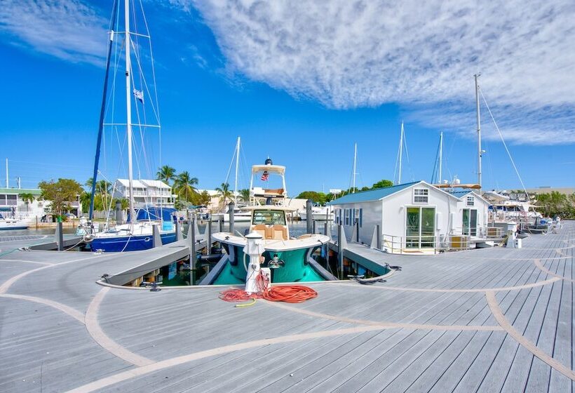 هتل Yacht Haven