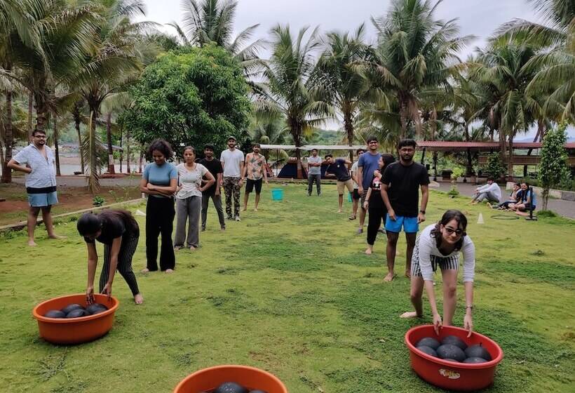 פונדק Tents N' Trails