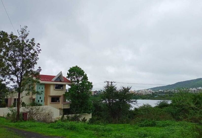 בית מלון כפרי Serene Lake Castle