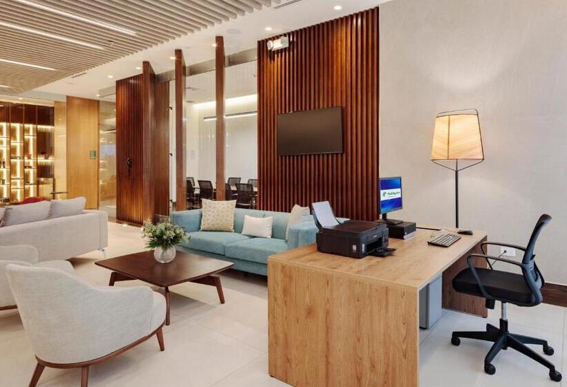 هتل Holiday Inn  Quito Airport, An Ihg