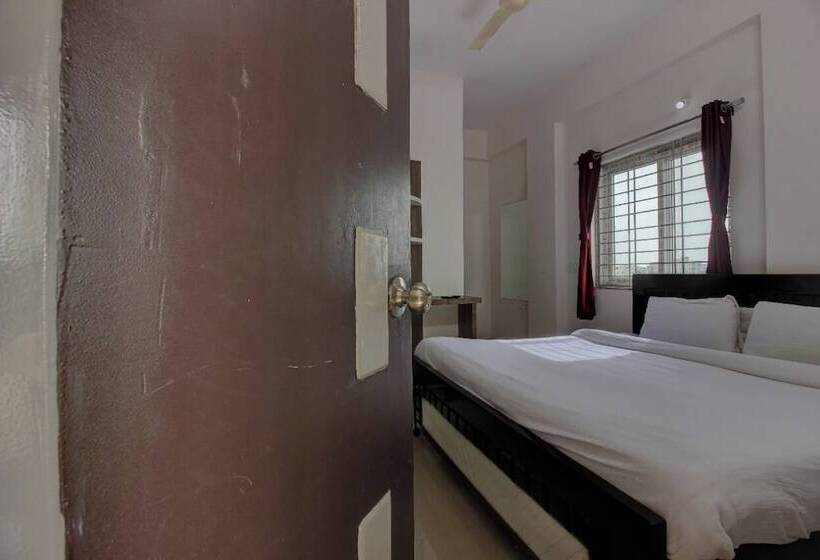 Hotel Iroomz Rk Hospitality