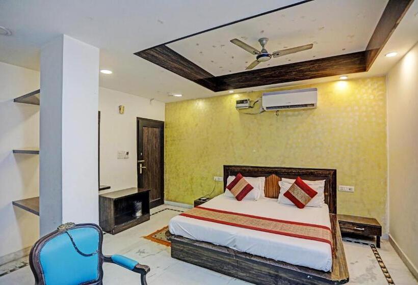 هتل Anand Near Karol Bagh Metro Station