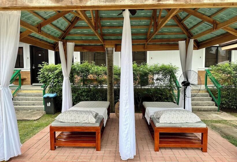 Отель 3 Peaks Resort & Boutique