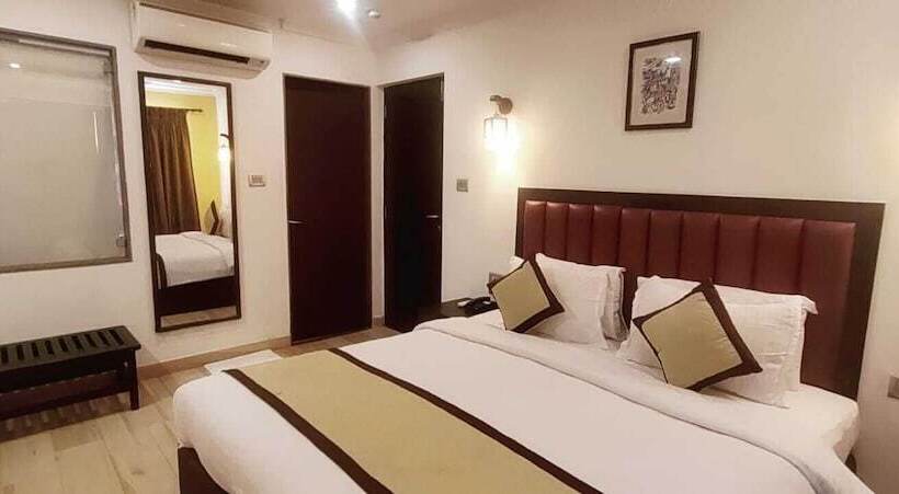 هتل Candolim Suites