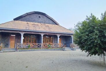 هتل Lake Nyasa Resort & Campsite