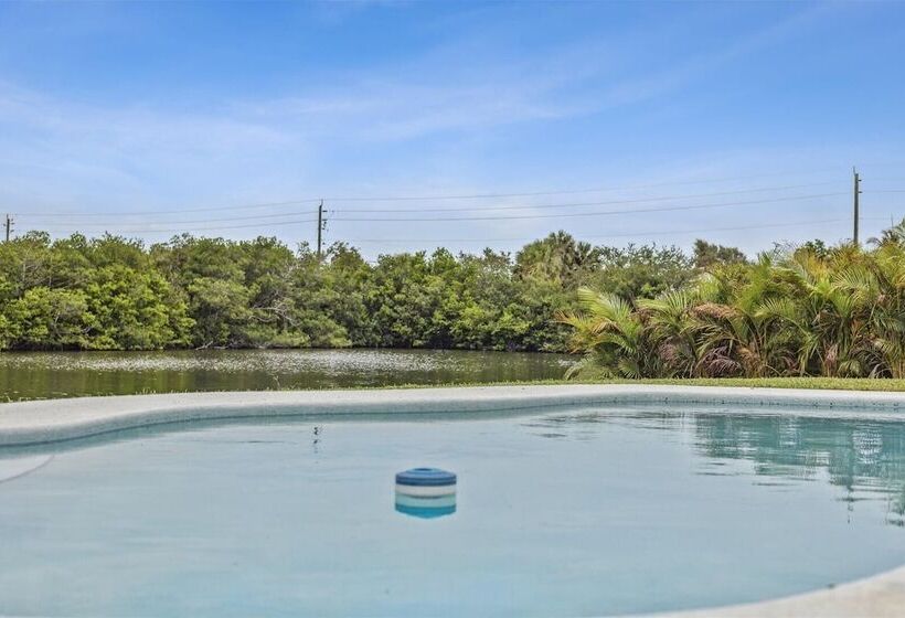 106 La Riviere Rd