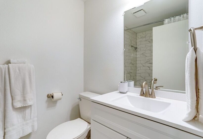 Beautiful Kenmore Retreat Near Marina & Beach!