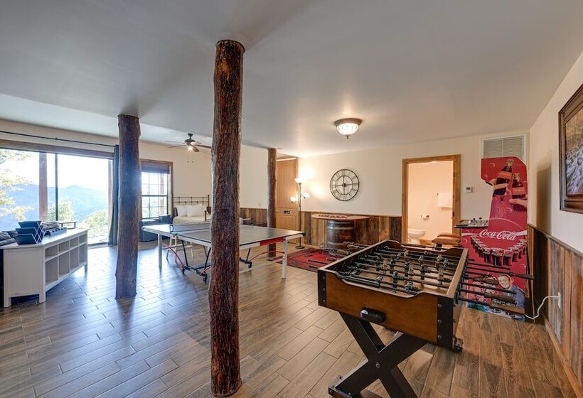 Bryson City Getaway: Private Hot Tub & Scenic View