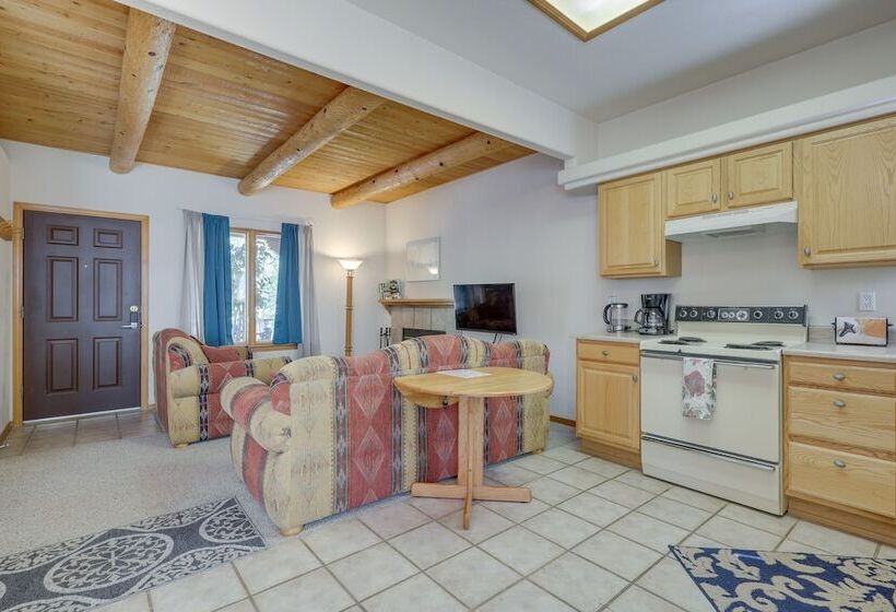 Charming Amalia Retreat W/ Fireplace & Grill!
