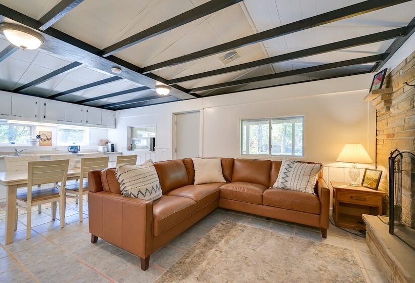 Charming Great Cacapon Cabin W/ Screened In Porch!