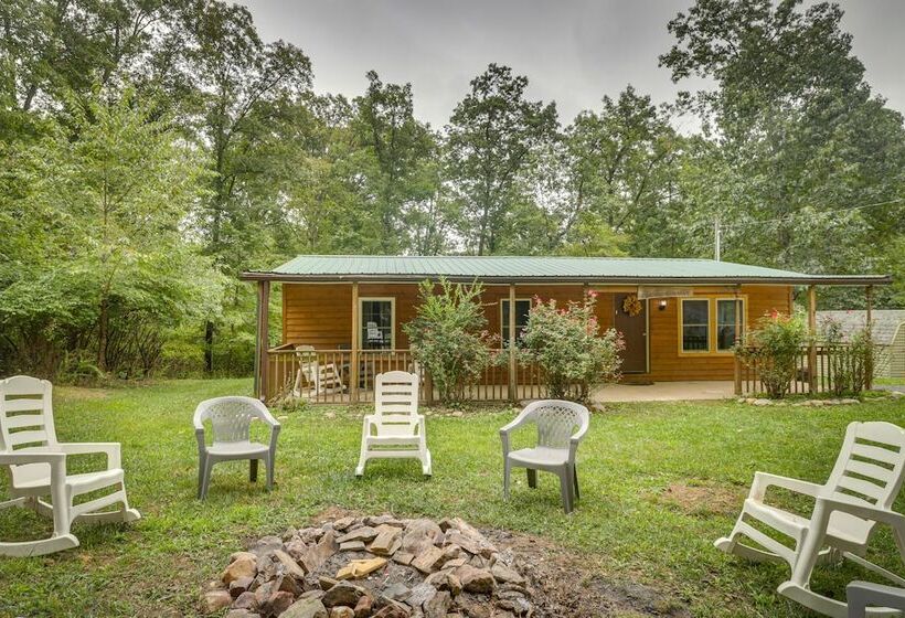 Cozy Virginia Escape W/ Deck, Grill & Fire Pit!
