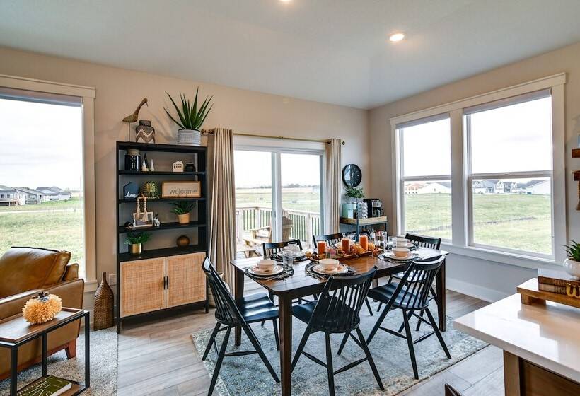 Family Friendly Home: 17 Mi To Des Moines!