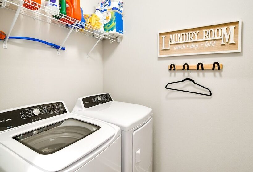 Family Friendly Home: 17 Mi To Des Moines!