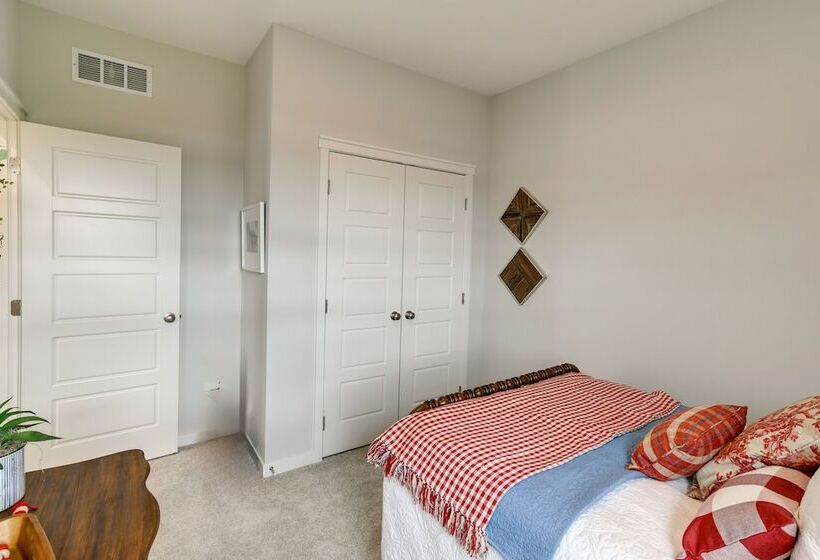 Family Friendly Home: 17 Mi To Des Moines!