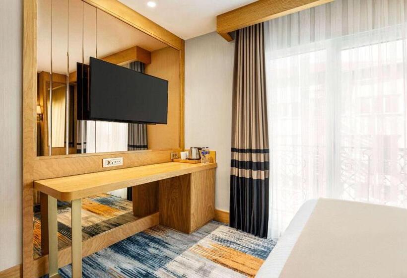 هتل Days Inn By Wyndham Istanbul Bomonti
