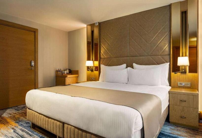 هتل Days Inn By Wyndham Istanbul Bomonti