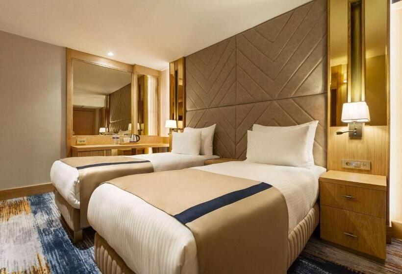 هتل Days Inn By Wyndham Istanbul Bomonti