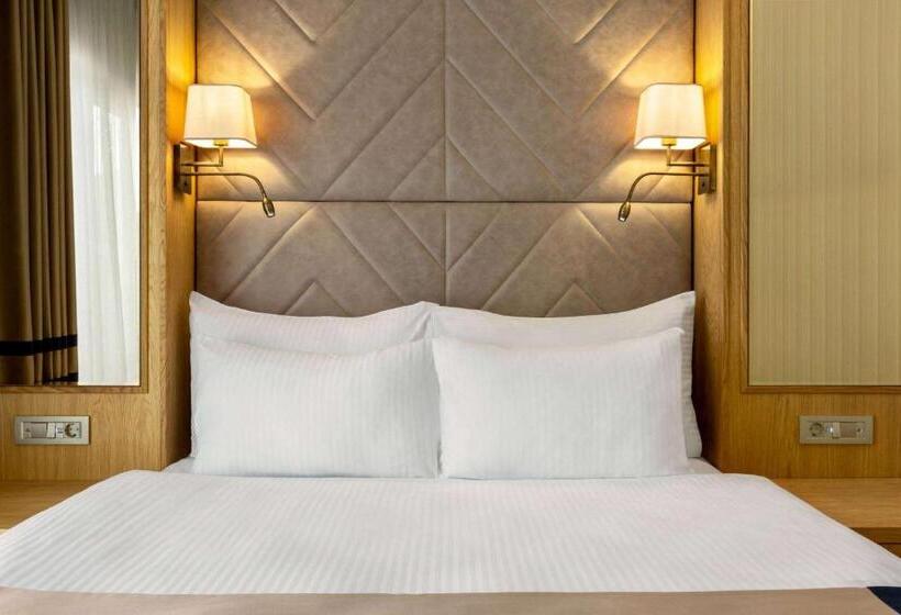هتل Days Inn By Wyndham Istanbul Bomonti