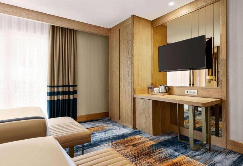 هتل Days Inn By Wyndham Istanbul Bomonti