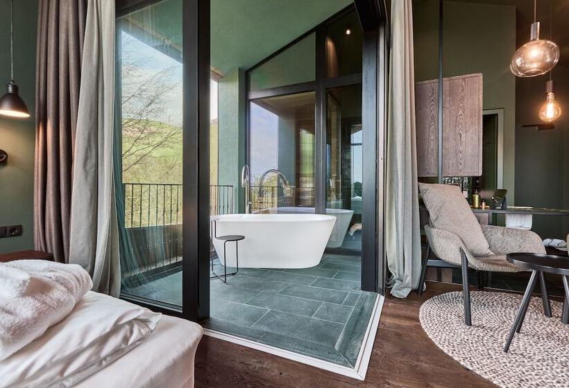 Отель Floris Green Suites