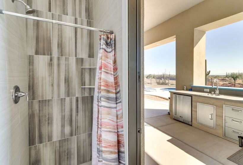 Luxurious Desert Oasis: Fireplace & Private Pool!