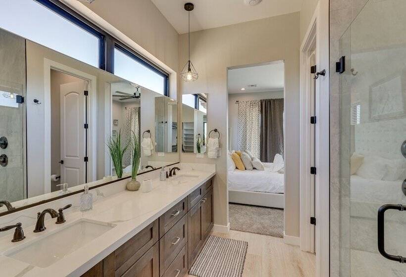 Luxurious Desert Oasis: Fireplace & Private Pool!