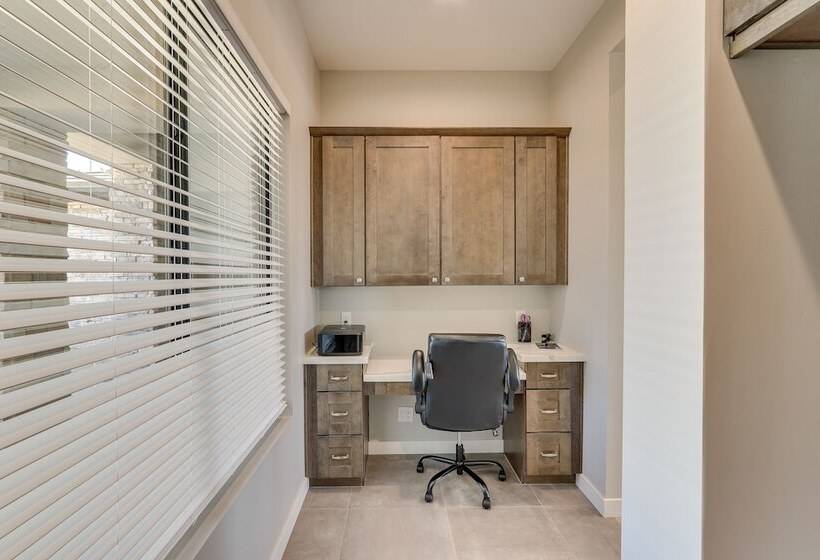 Luxurious Desert Oasis: Fireplace & Private Pool!