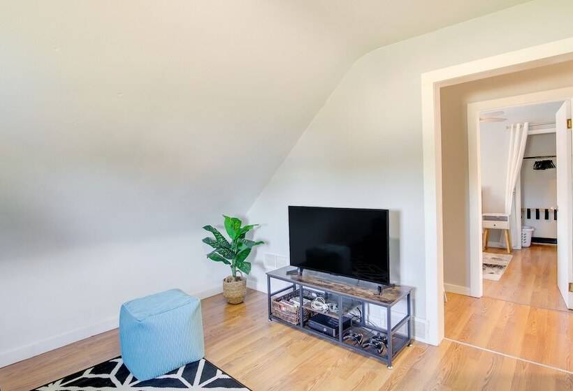 Steps To Lake Michigan: Manitowoc Home W/ Fire Pit