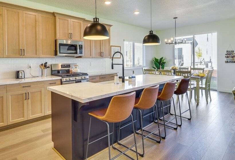 Modern Farmhouse In Herriman W/ Mountain Views!