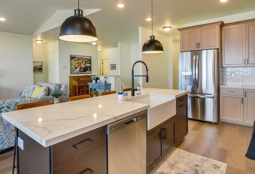 Modern Farmhouse In Herriman W/ Mountain Views!