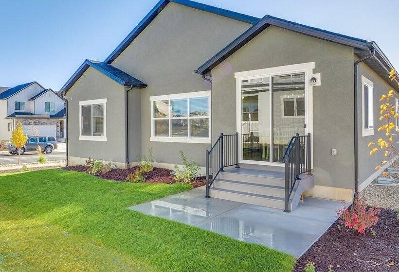 Modern Farmhouse In Herriman W/ Mountain Views!