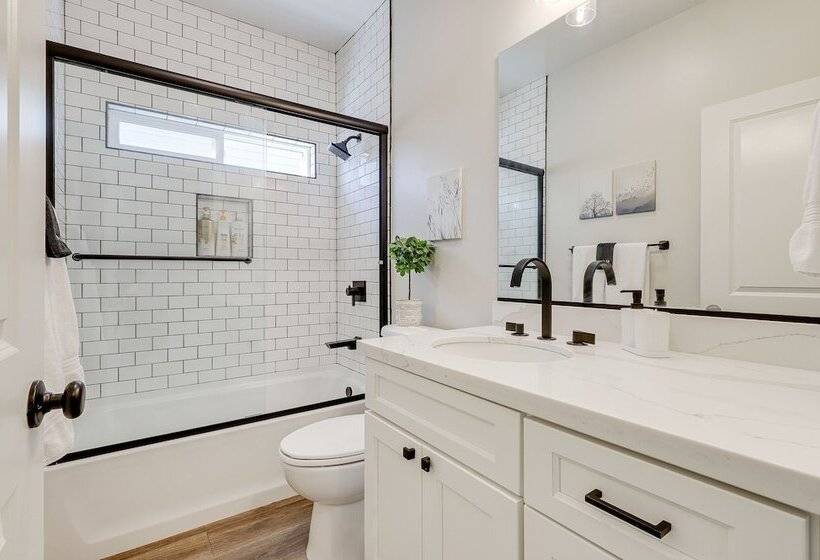 Modern Santa Rosa Retreat Close To Wineries!