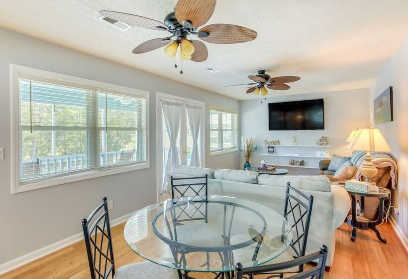 Oak Island Home W/ Screened Porch ~ 1 Mi To Beach!