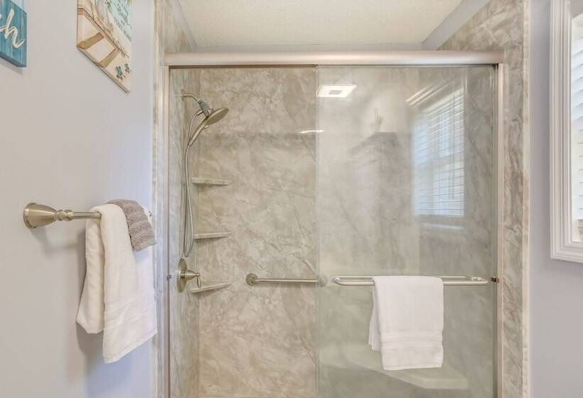 Oak Island Home W/ Screened Porch ~ 1 Mi To Beach!