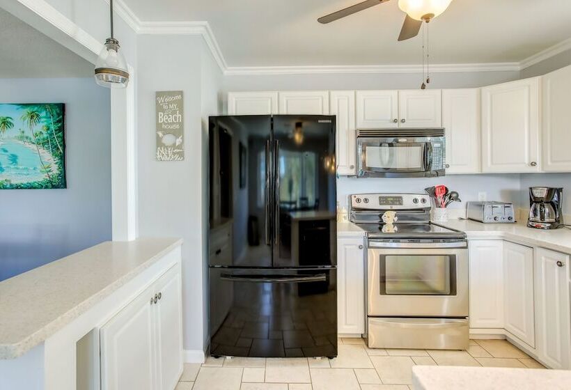 Oak Island Home W/ Screened Porch ~ 1 Mi To Beach!