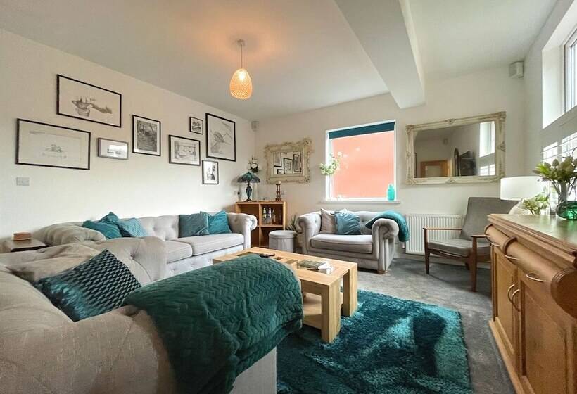 פנסיון Lovely Comfortable 3br Property