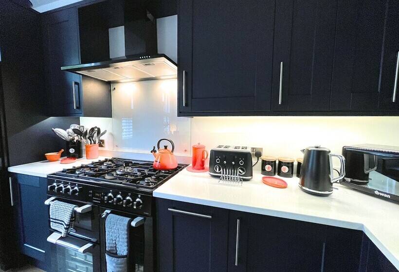 פנסיון Lovely Comfortable 3br Property