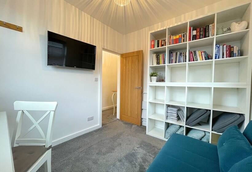פנסיון Lovely Comfortable 3br Property