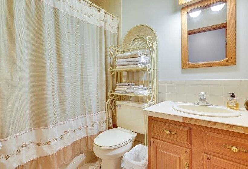 Pool, Deck & Fire Pit: Dog Friendly Ohio Escape!