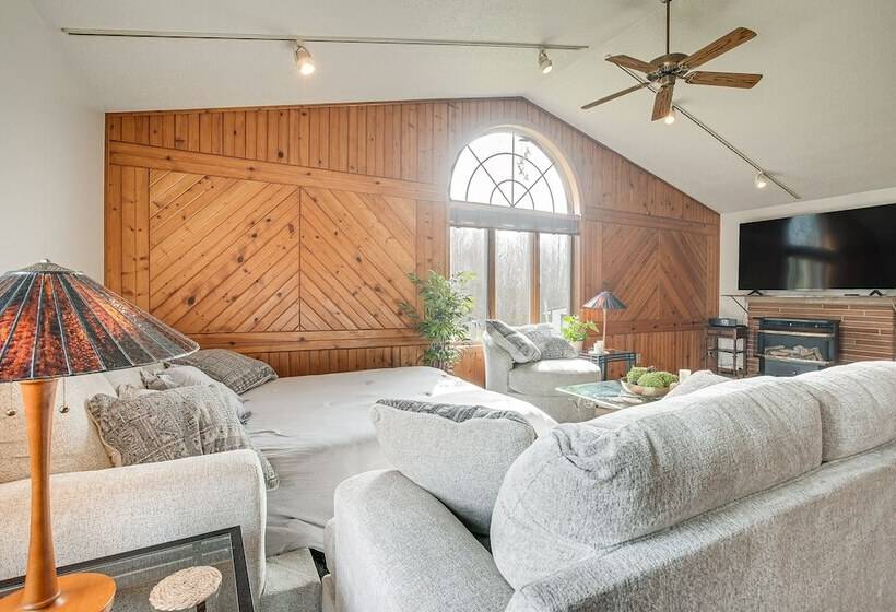 Pool, Deck & Fire Pit: Dog Friendly Ohio Escape!