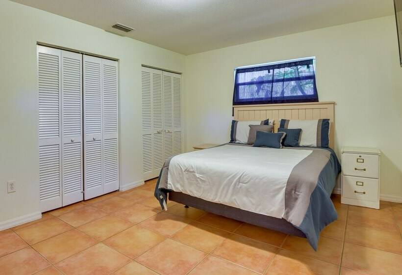 Pet Friendly Sarasota Home: 2 Mi To Bayfront Park!