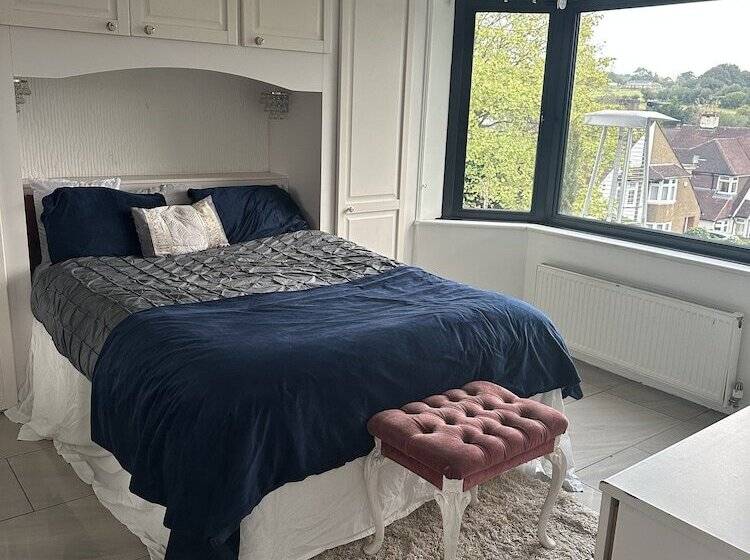 Резиденция Captivating 4 Bed House In West Wickham