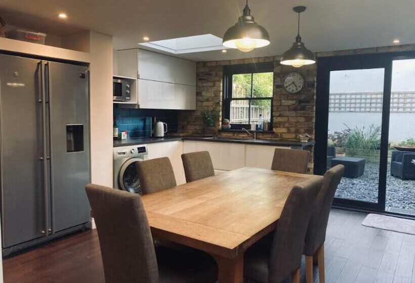 Резиденция Charming 3 Bed House In London