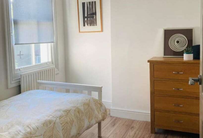 דירת נופש Charming 3 Bed House In London
