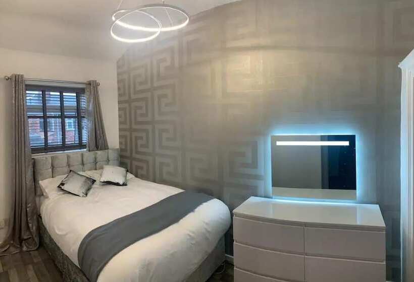 اقامتگاه House With Modern Interior, Conveniently Located