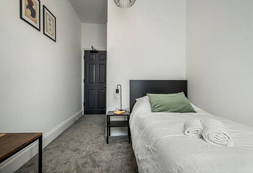 إقامة Immaculate 6 Bed House In Newcastle