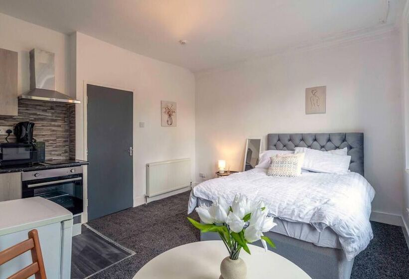 إقامة Lovely 13 Bed House In Coventry
