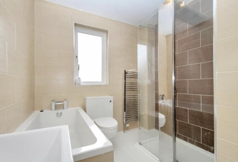 Резиденция Stunning 4 Bed House In Gidea Park