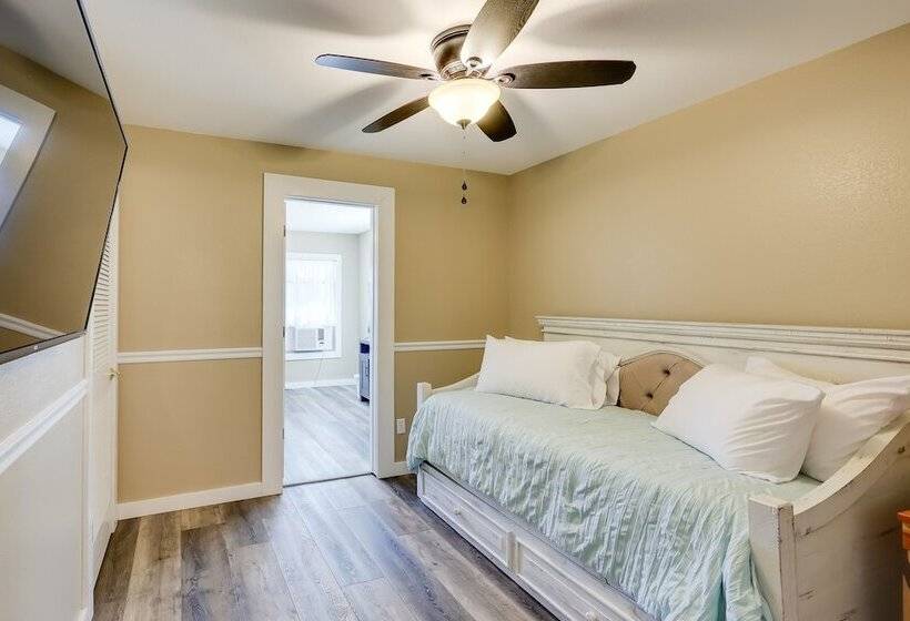 Riverfront Arkansas Abode   Furnished Deck & Grill