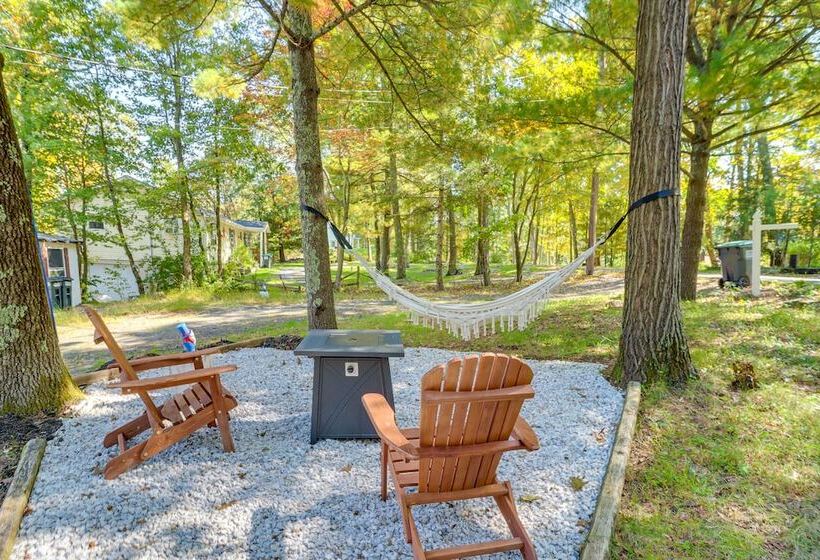 Hot Tub & Sauna: Secluded Pocono Getaway!